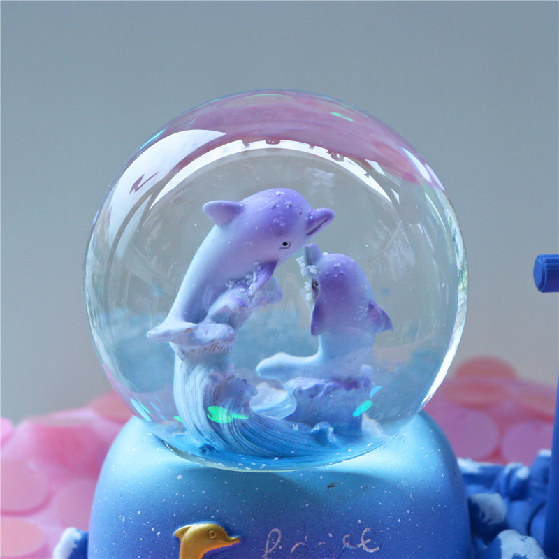 Snow Globe Musical - イルカの砂時計タイマー付きクリスタルボールオルゴール、光るホームデスクデコレーションボール、ユニークな誕生日プレゼント