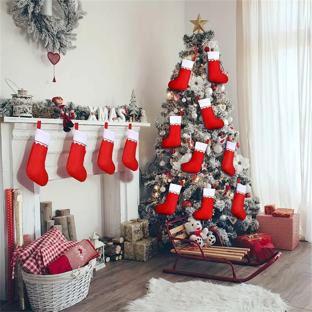 クリスマスのお祝いの吊り下げられた赤いフェルトのストッキング - Christmas Stocking Hanging のレビューと価格