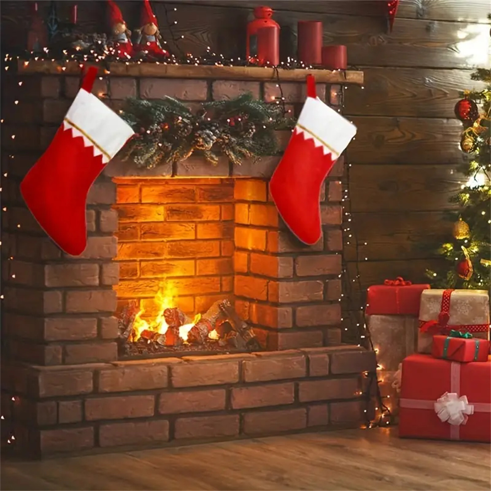 クリスマスのお祝いの吊り下げられた赤いフェルトのストッキング - Christmas Stocking Hanging のレビューと価格